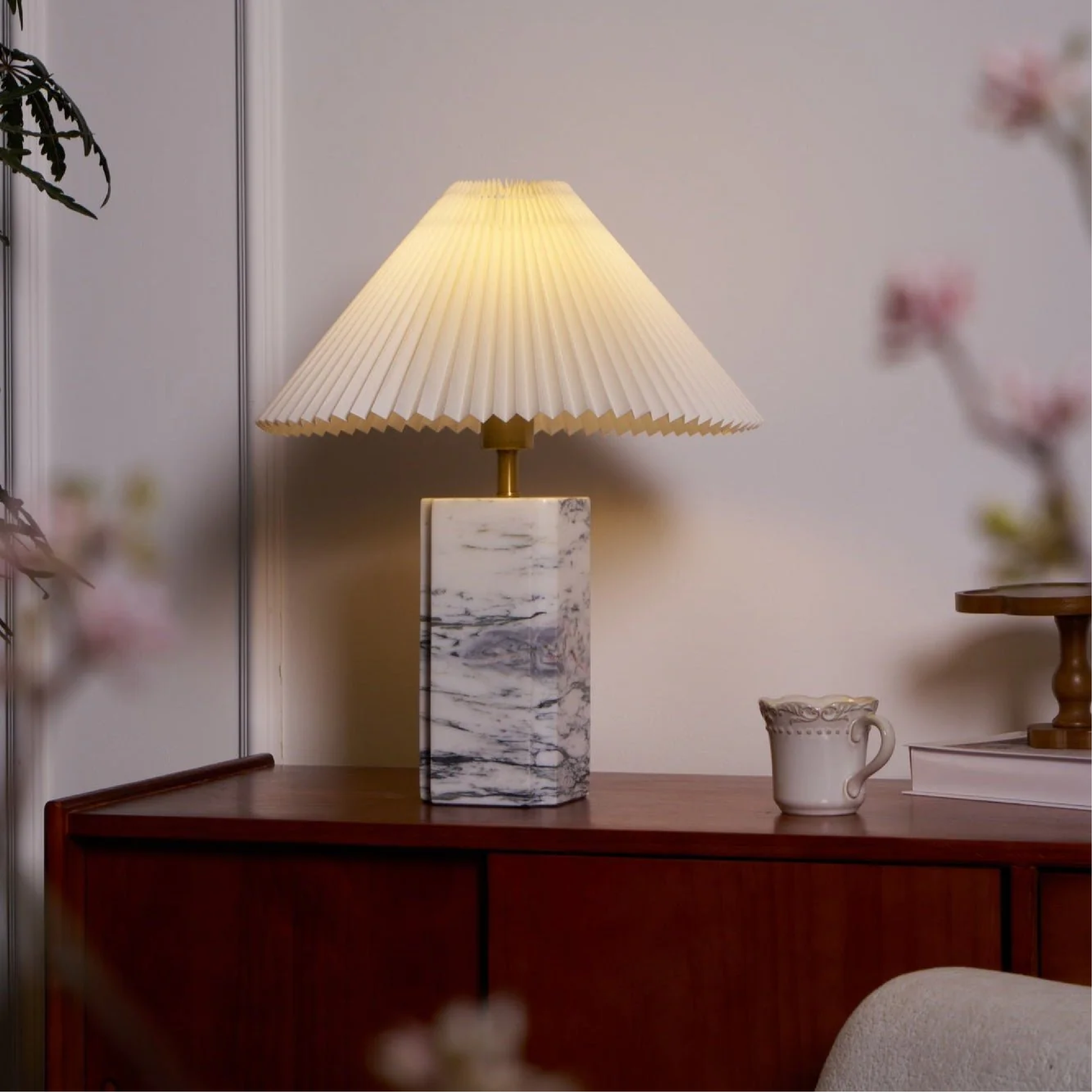 Lampe de table moderne en marbre avec abat-jour plissé
