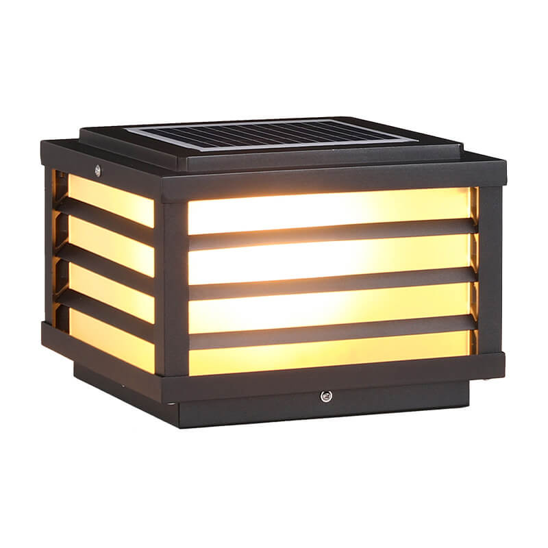 Solarlamp buiten bevestigd op een paal met rechthoekige vorm