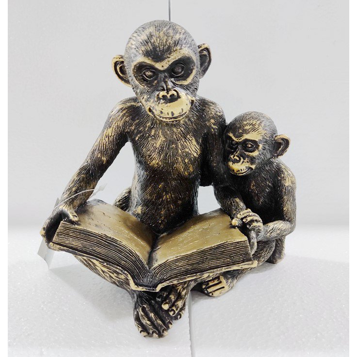 Figurka pary małp z wyraźnym elementem książki