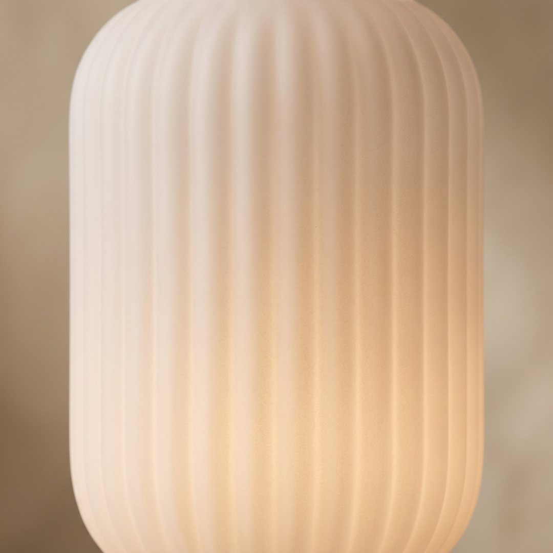 Kota – Designerska bezprzewodowa lampa stołowa z trawertynu