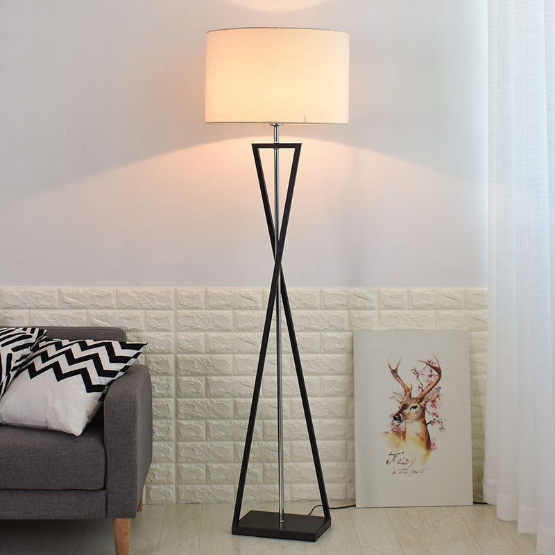 Minimalistyczna lampa podłogowa do salonu