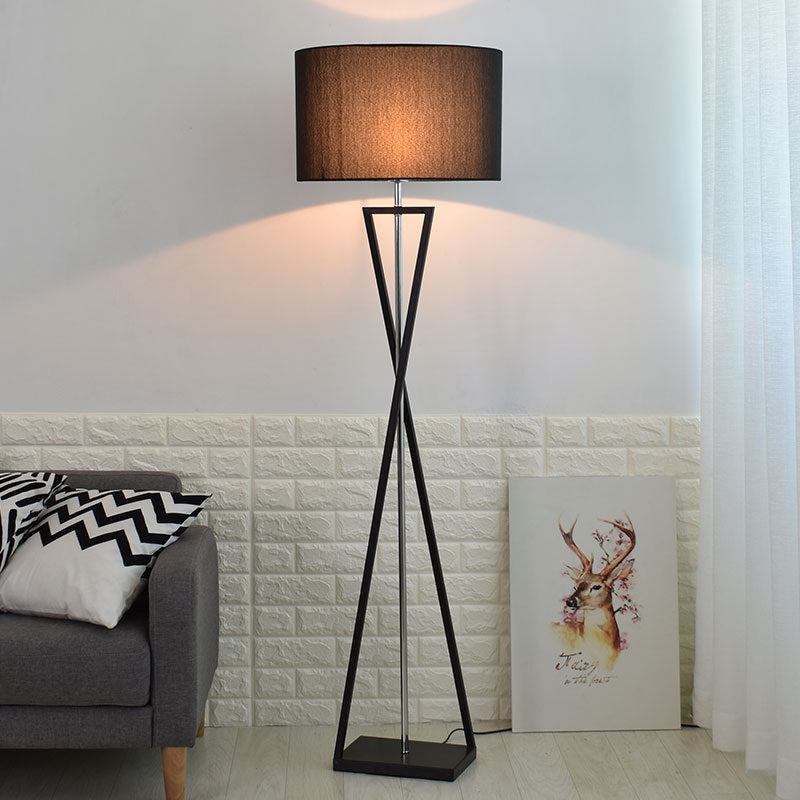 Minimalistyczna lampa podłogowa do salonu