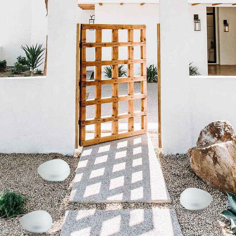 Zonnegrondlamp met een gladde halfdoorzichtige behuizing