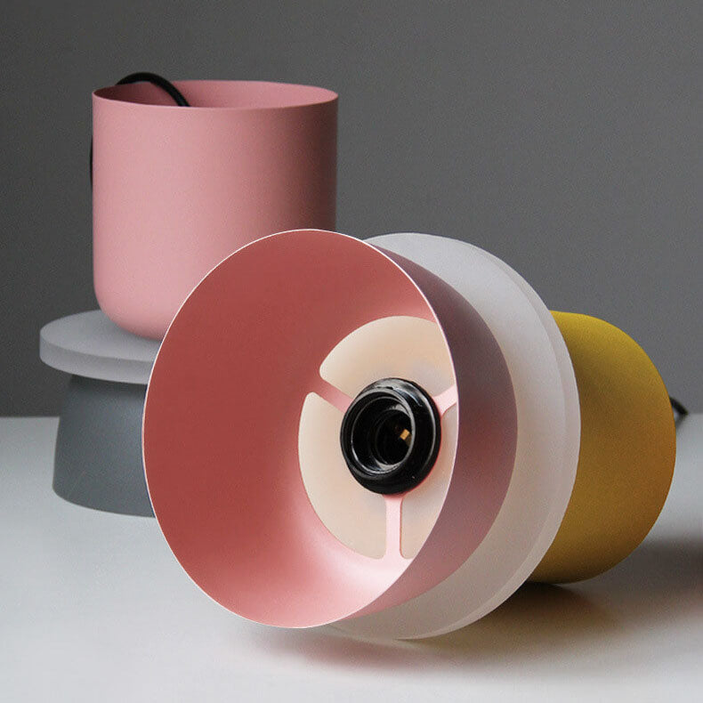 Kolorowa lampa wisząca LED z metalowym kloszem w stylu nordic