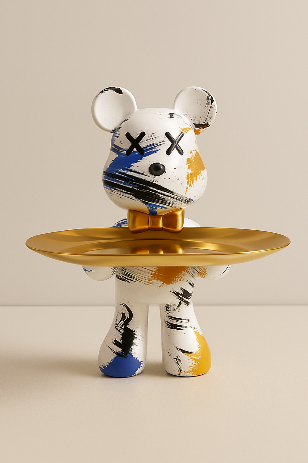 Figurine debout d'ours avec plateau d'exposition rond