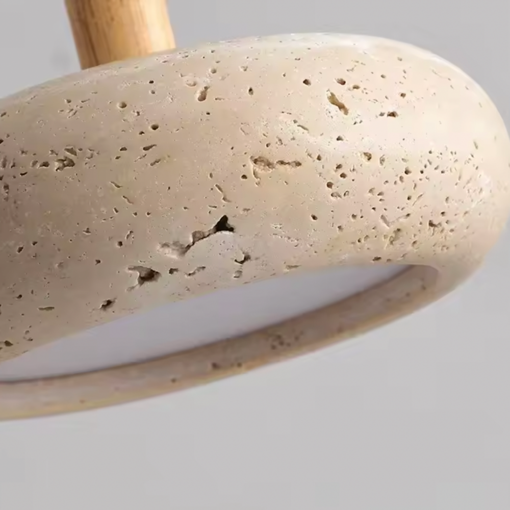 Minimalistyczna lampa wisząca z trawertynu