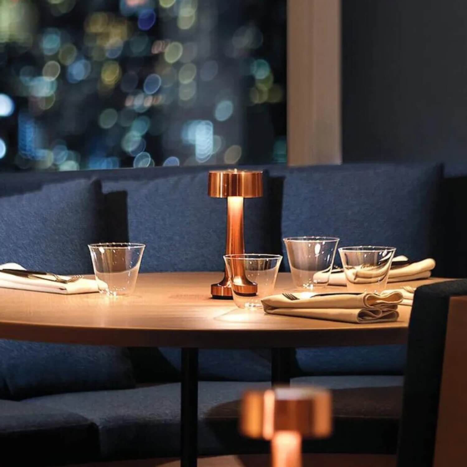 Klasyczna lampa stołowa w kształcie hantli