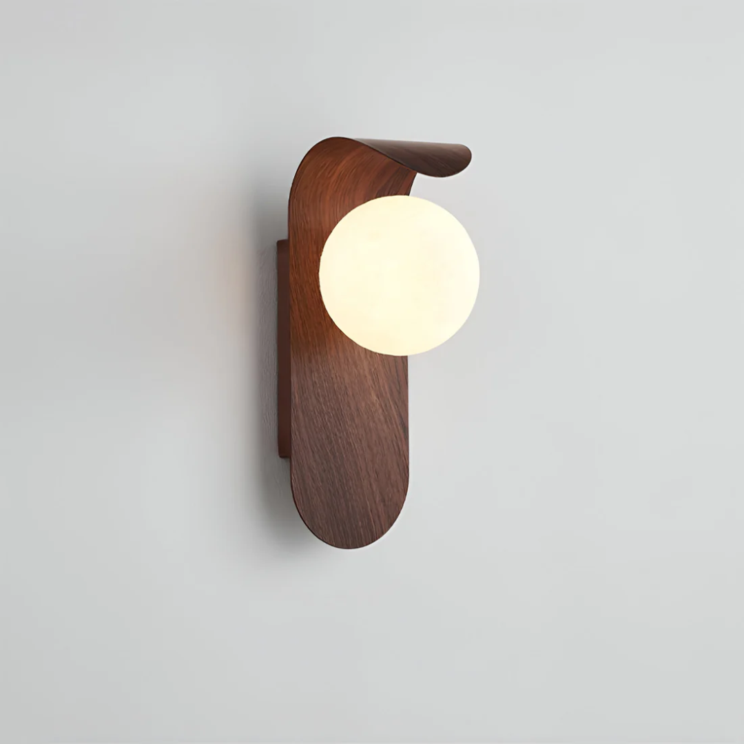 Houten wandlamp met bolvormige LED-kap