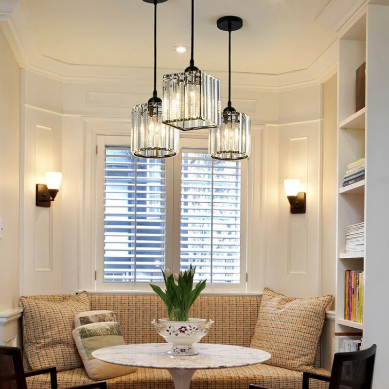 Lampa wisząca z cylindrycznym fasetowanym kloszem na przewodzie