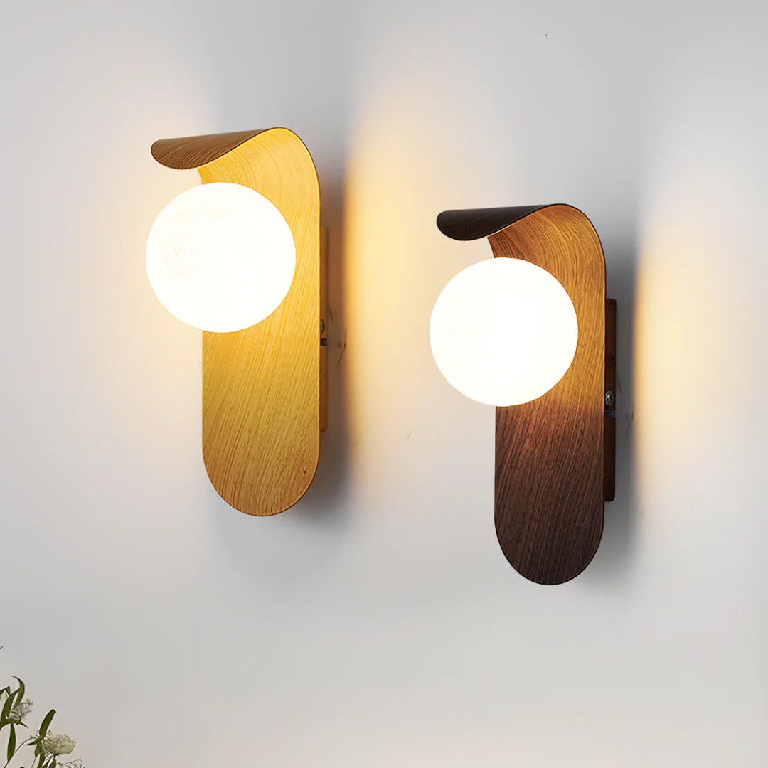 Houten wandlamp met bolvormige LED-kap