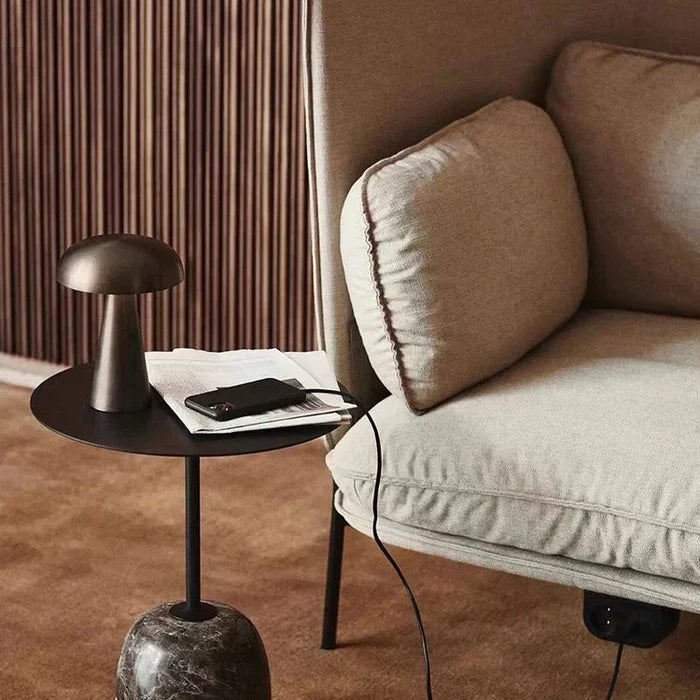 Moderne metalen tafellamp in de vorm van een paddenstoel