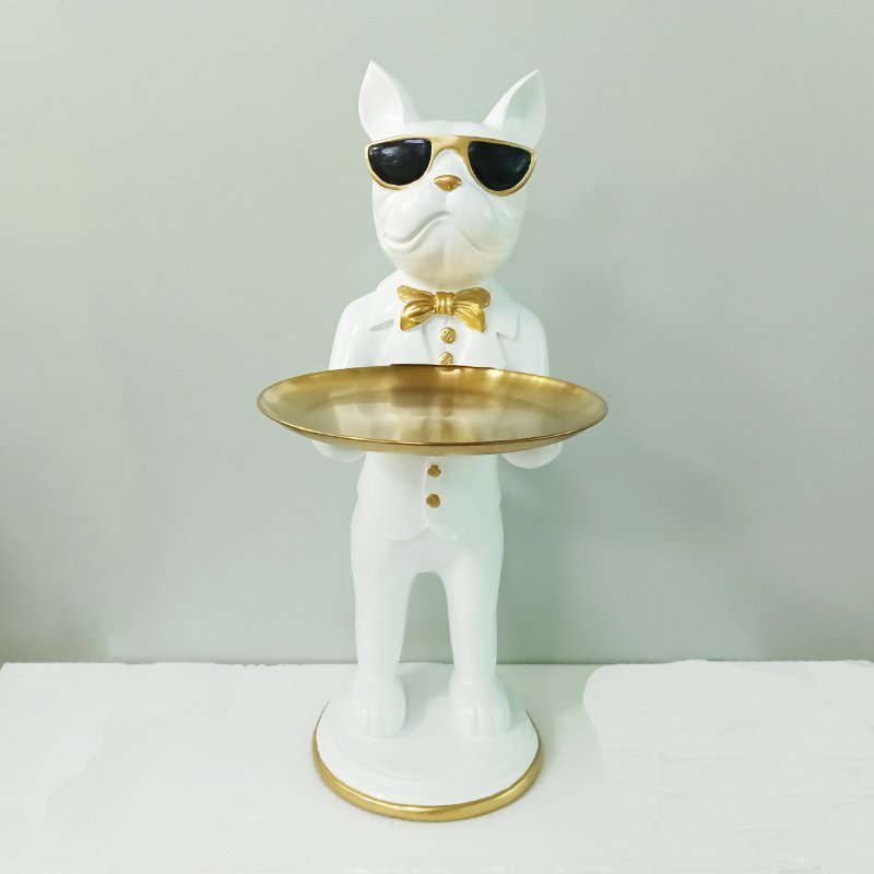 Stojąca figurka buldoga z podniesioną okrągłą tacką