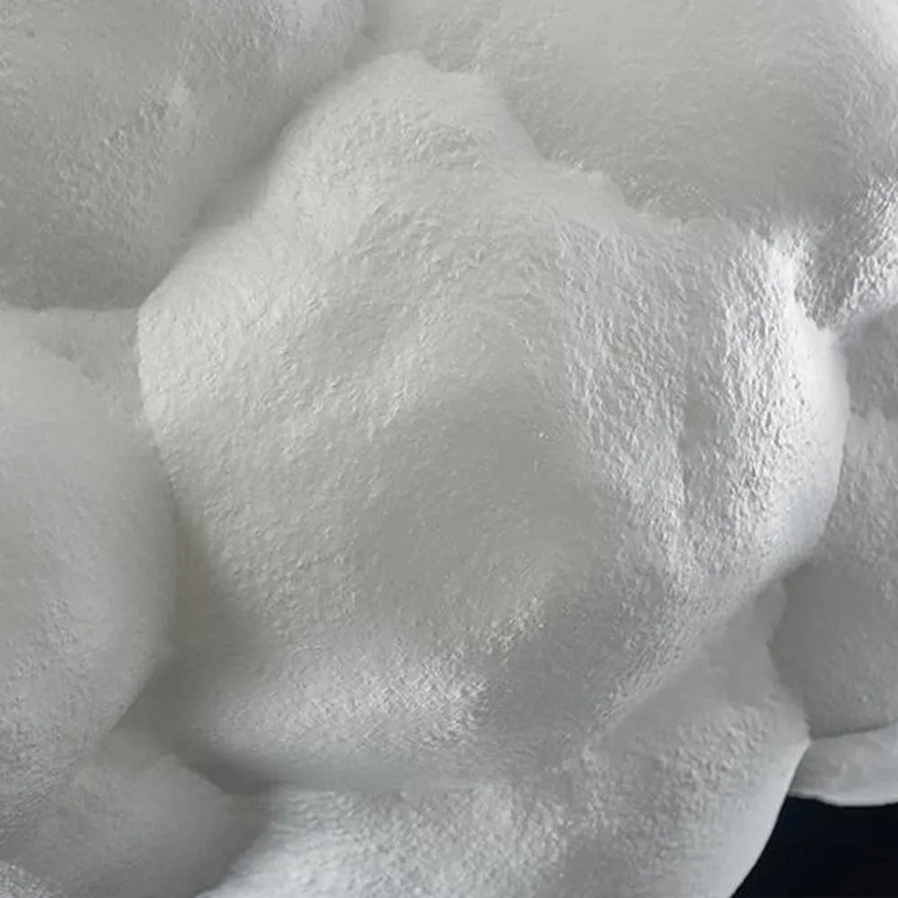 Hanglamp met een kap in de vorm van een wolk aan een enkele draad