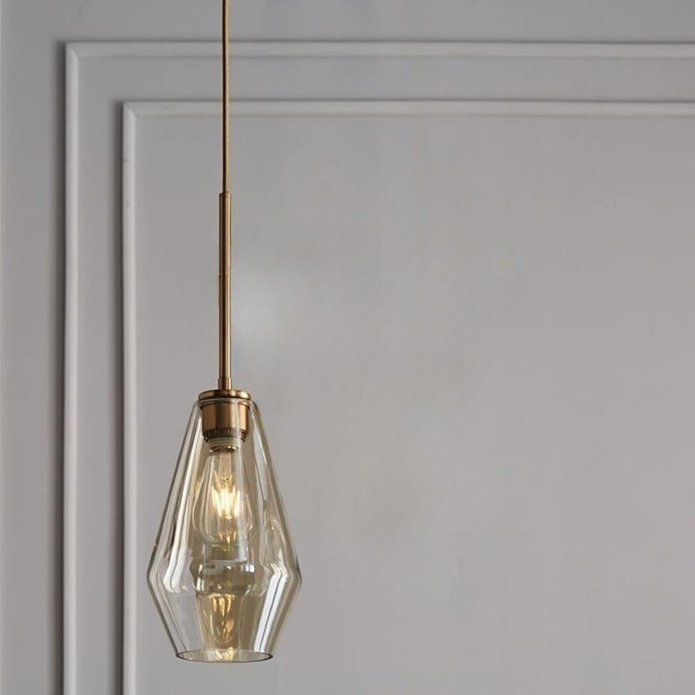 Glazen hanglamp met diamantvorm en metalen afwerking