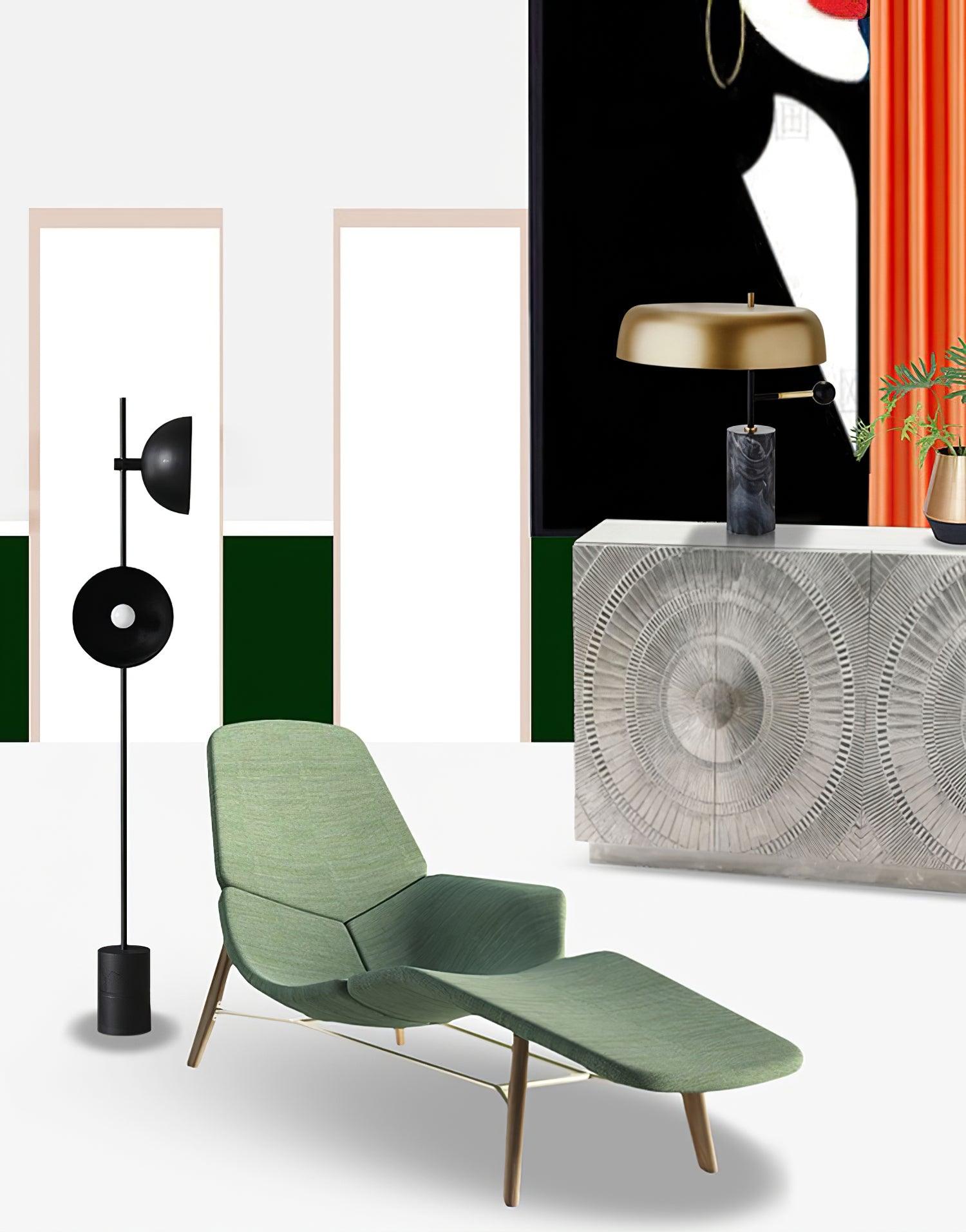 Lampe de table avec abat-jour semi-circulaire sur bras latéral