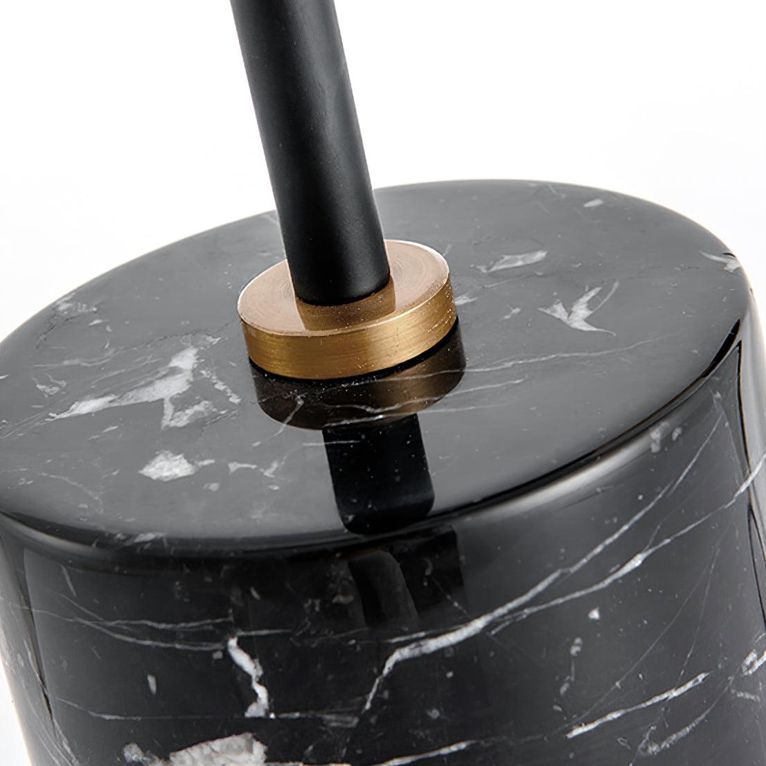 Lampe de table avec abat-jour semi-circulaire sur bras latéral