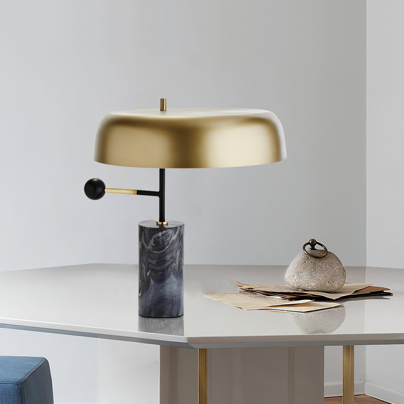 Lampe de table avec abat-jour semi-circulaire sur bras latéral