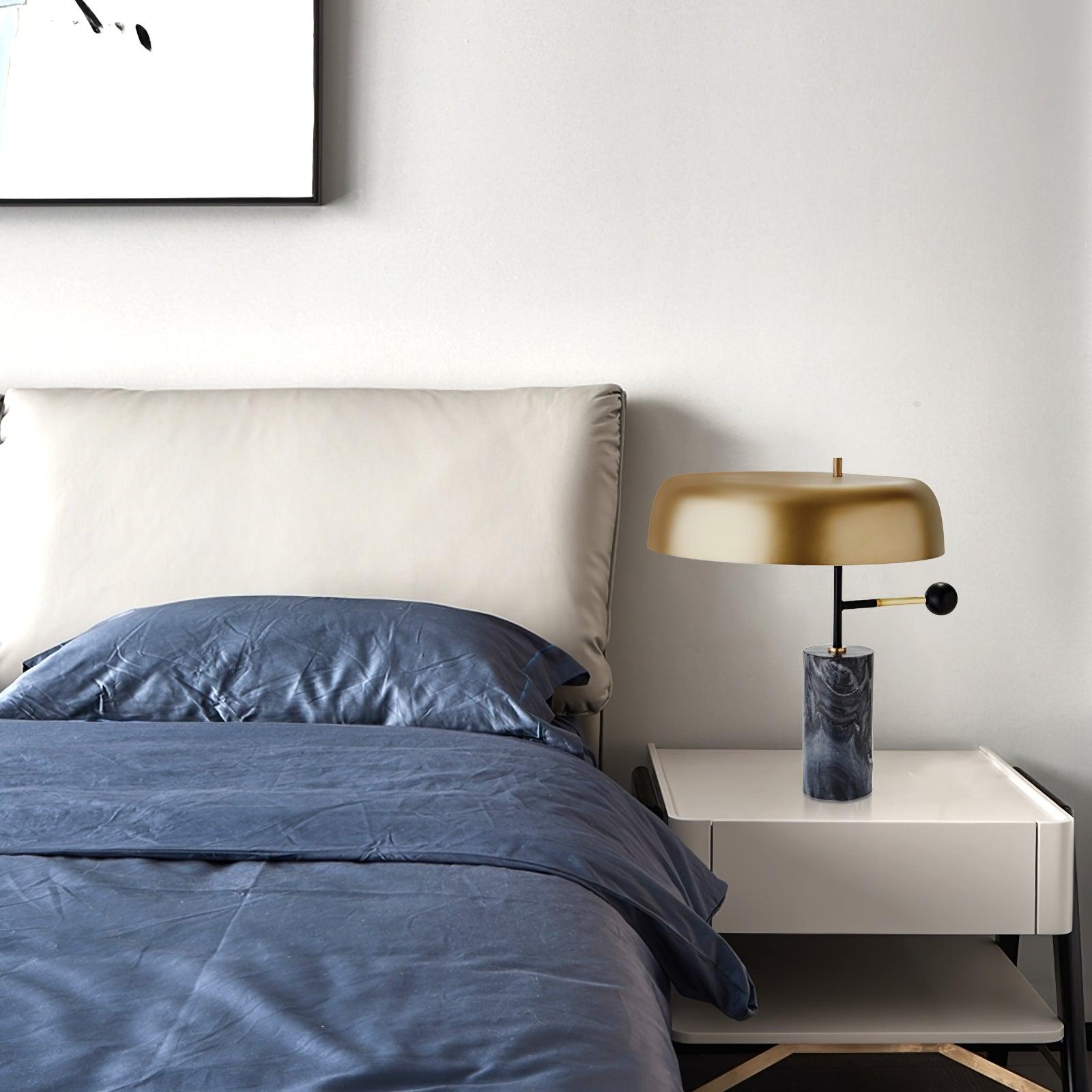 Lampe de table avec abat-jour semi-circulaire sur bras latéral