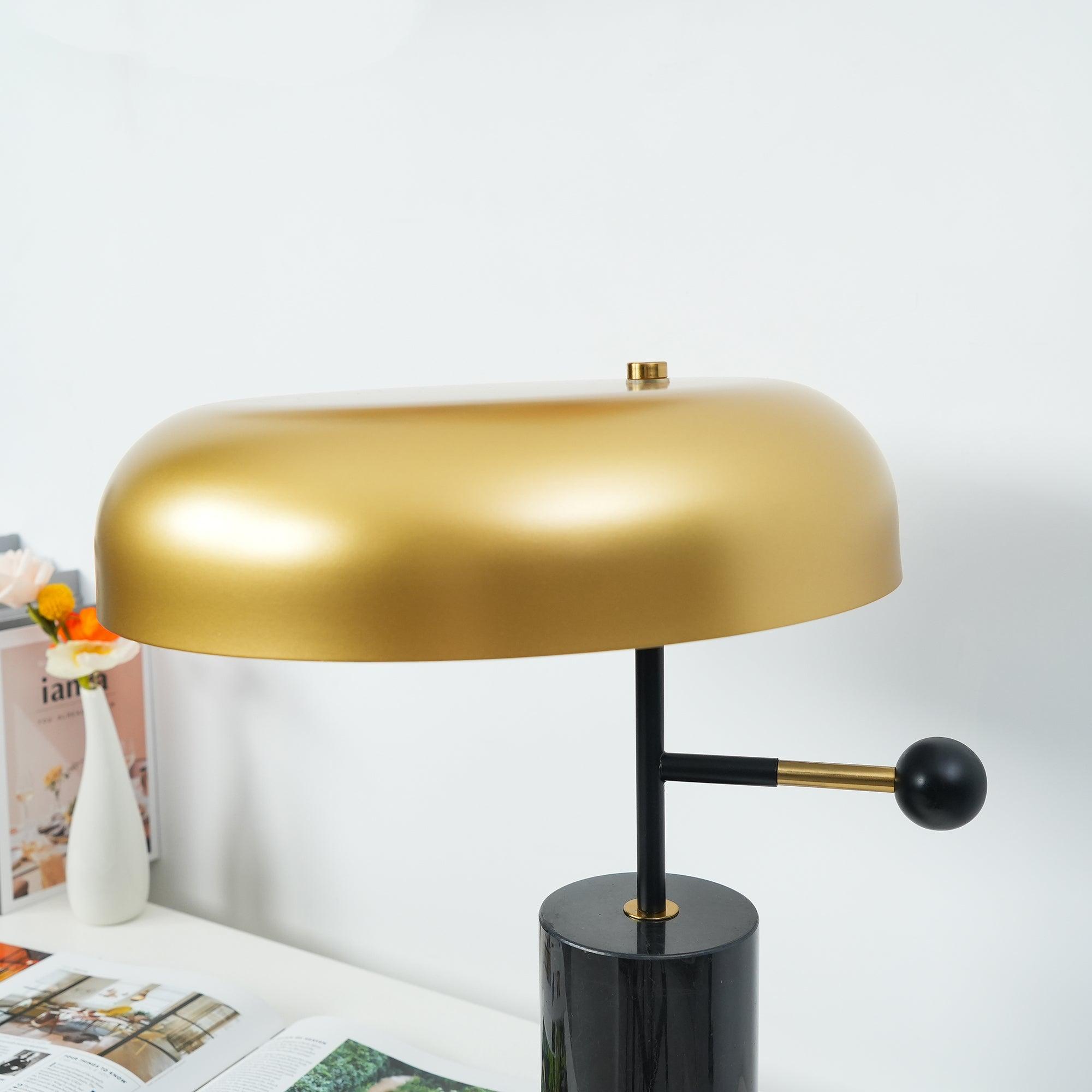 Lampe de table avec abat-jour semi-circulaire sur bras latéral