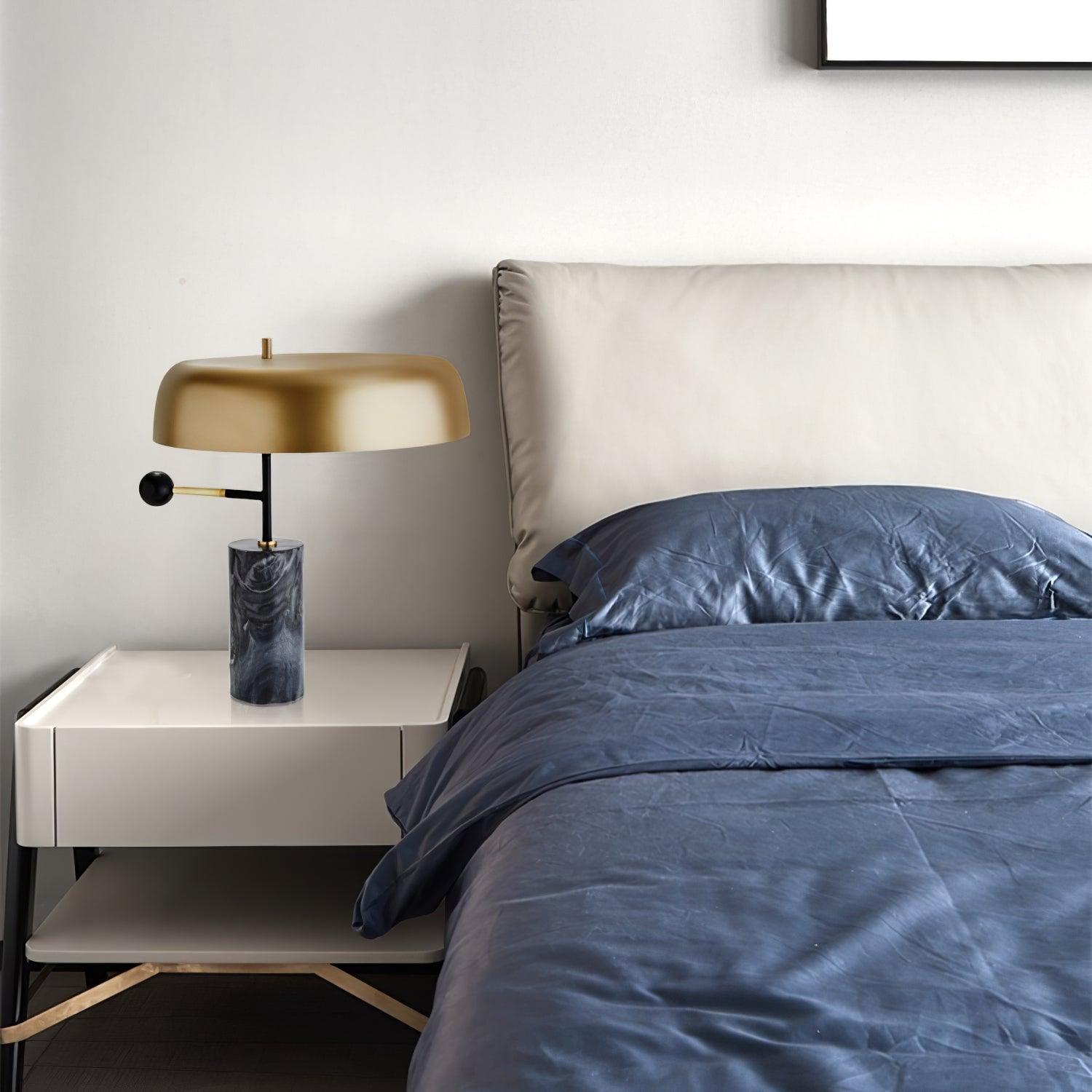 Lampe de table avec abat-jour semi-circulaire sur bras latéral