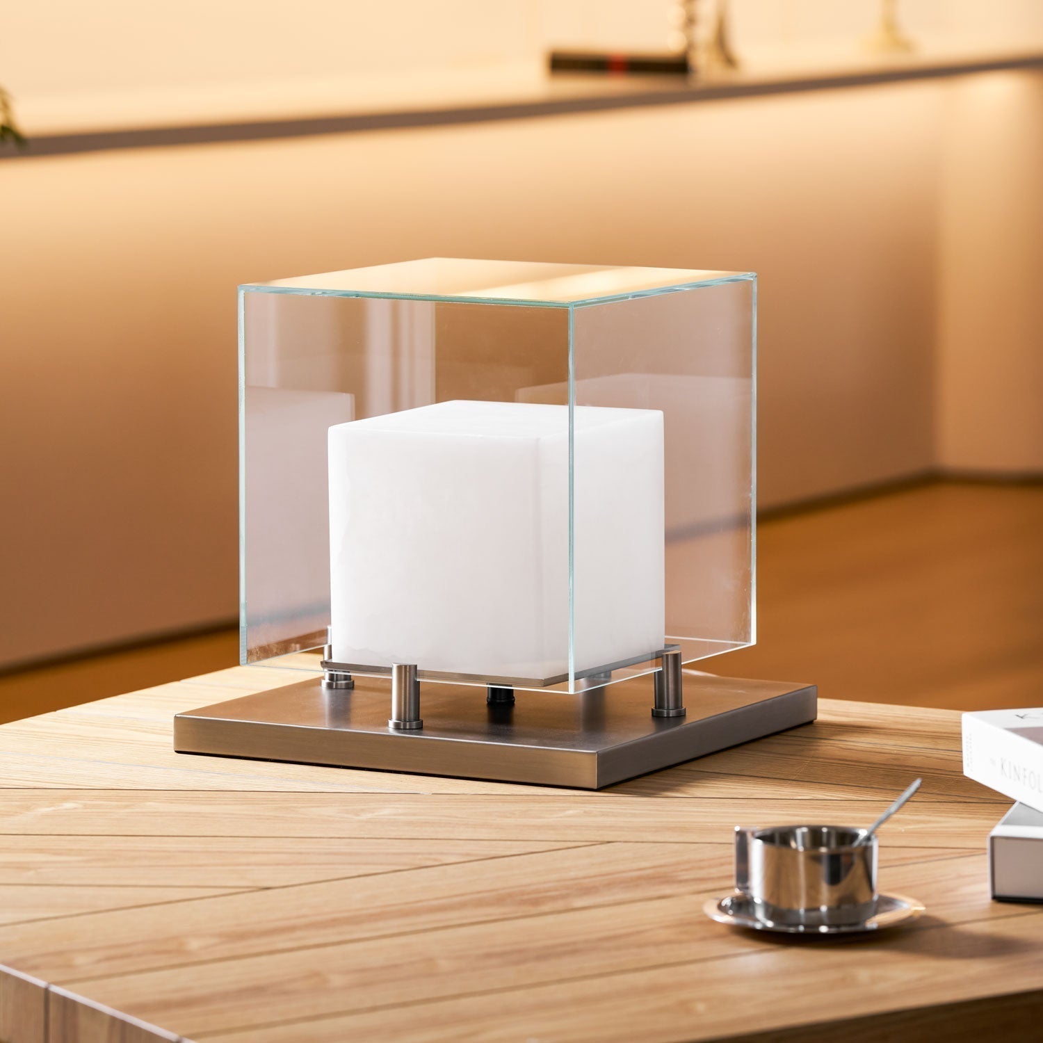 Lampe de table avec cube éclairé dans un cadre carré