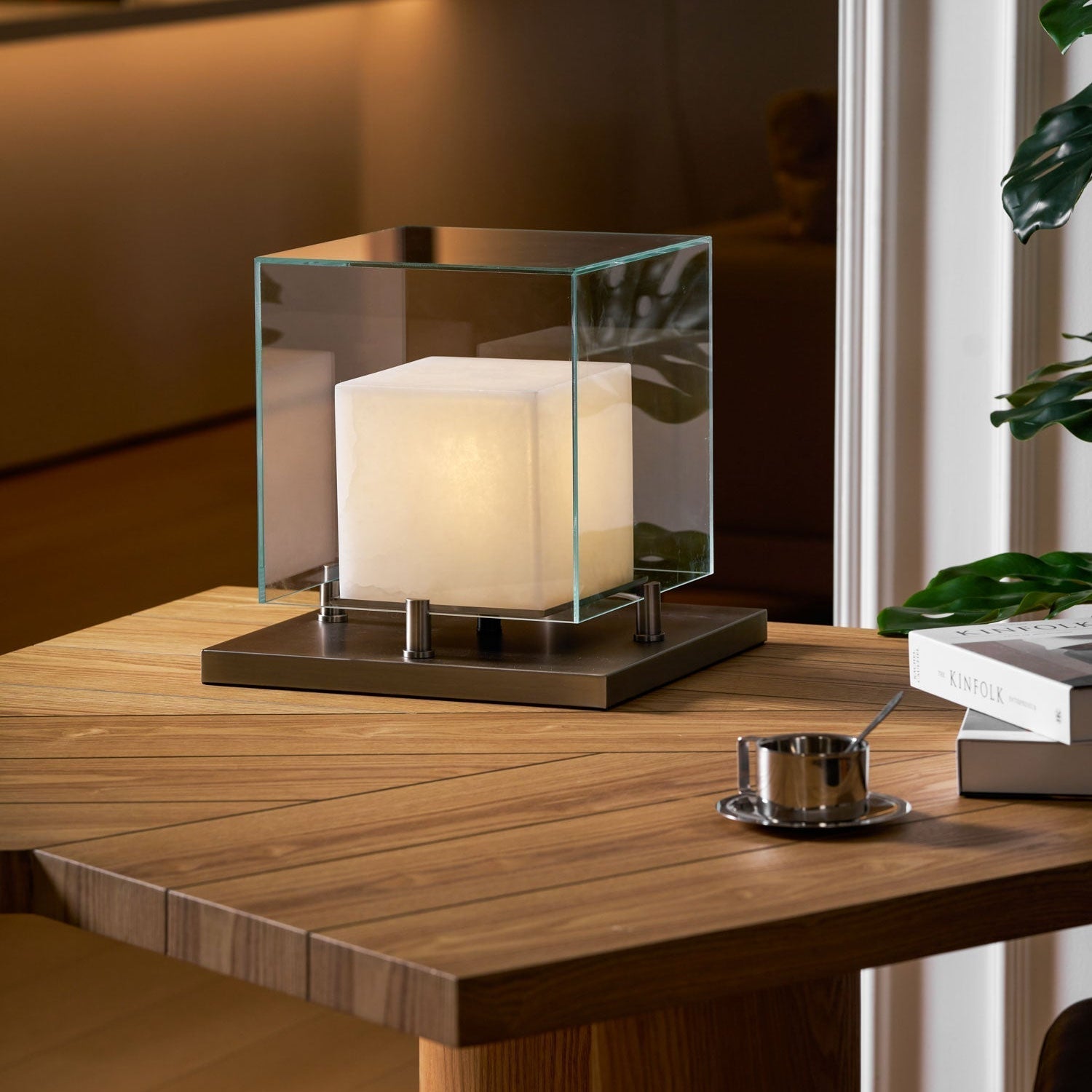 Lampe de table avec cube éclairé dans un cadre carré