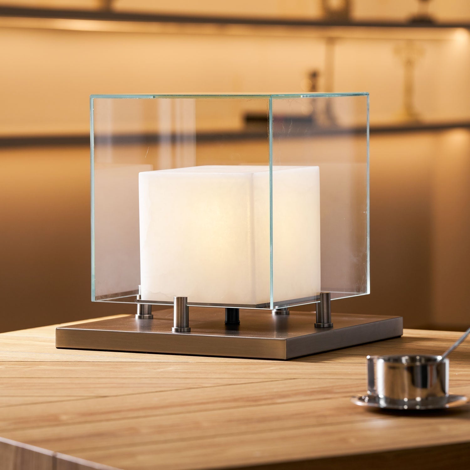 Lampe de table avec cube éclairé dans un cadre carré