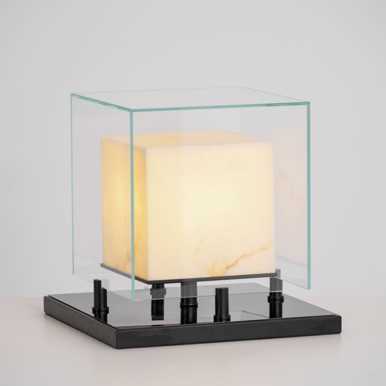 Lampe de table avec cube éclairé dans un cadre carré