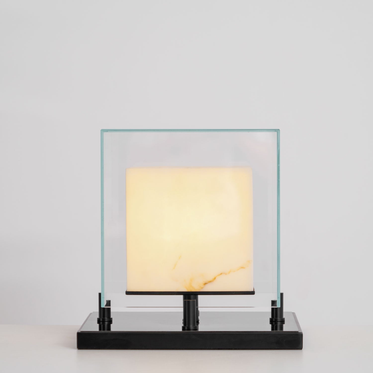 Lampe de table avec cube éclairé dans un cadre carré