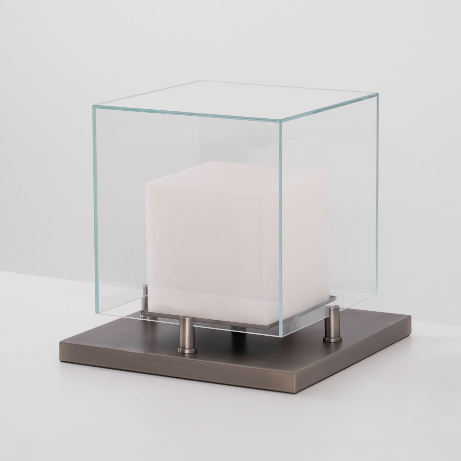 Lampe de table avec cube éclairé dans un cadre carré