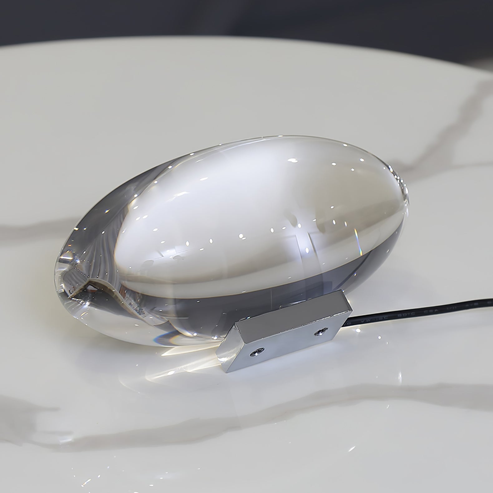 Artystyczna lampa stołowa w kształcie oka