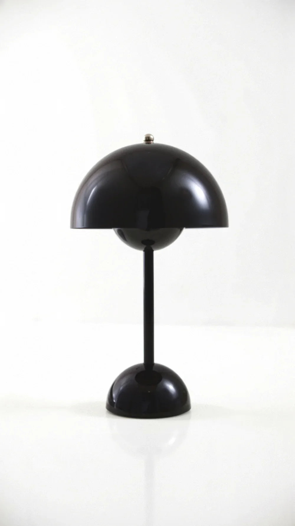 Nowoczesna bezprzewodowa lampa stołowa o kulistym kształcie