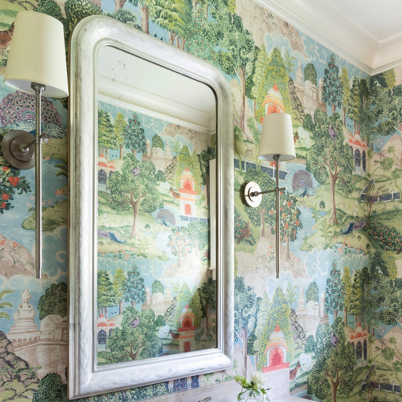 Lampe murale avec bras en métal et abat-jour en tissu