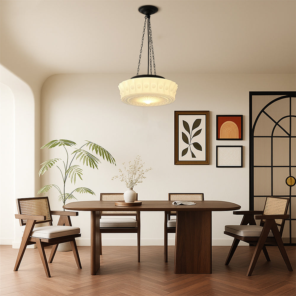 Minimalistyczna lampa wisząca w kształcie opalu w kolorze mlecznej bieli