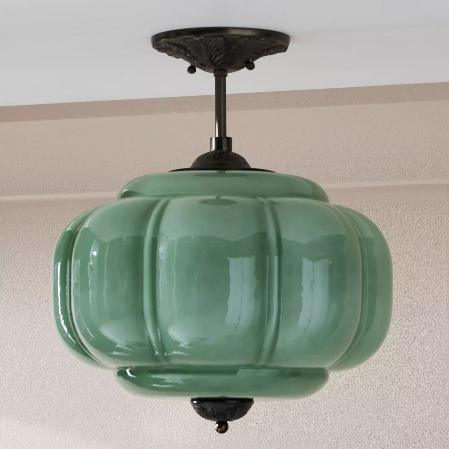 Glazen halfhangende plafondlamp met metalen houder