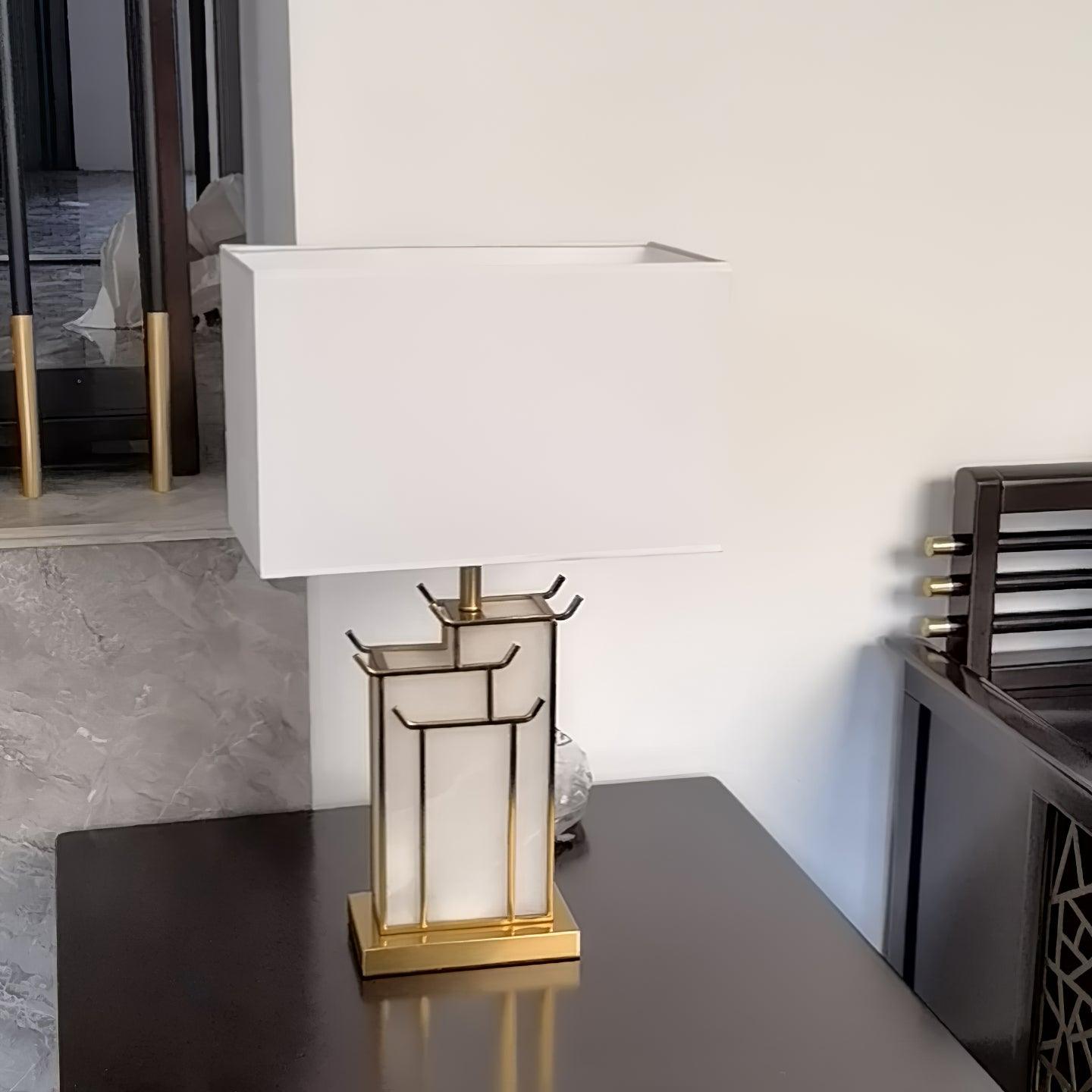 Tafellamp met rechthoekige kap en raamvormig lichaam