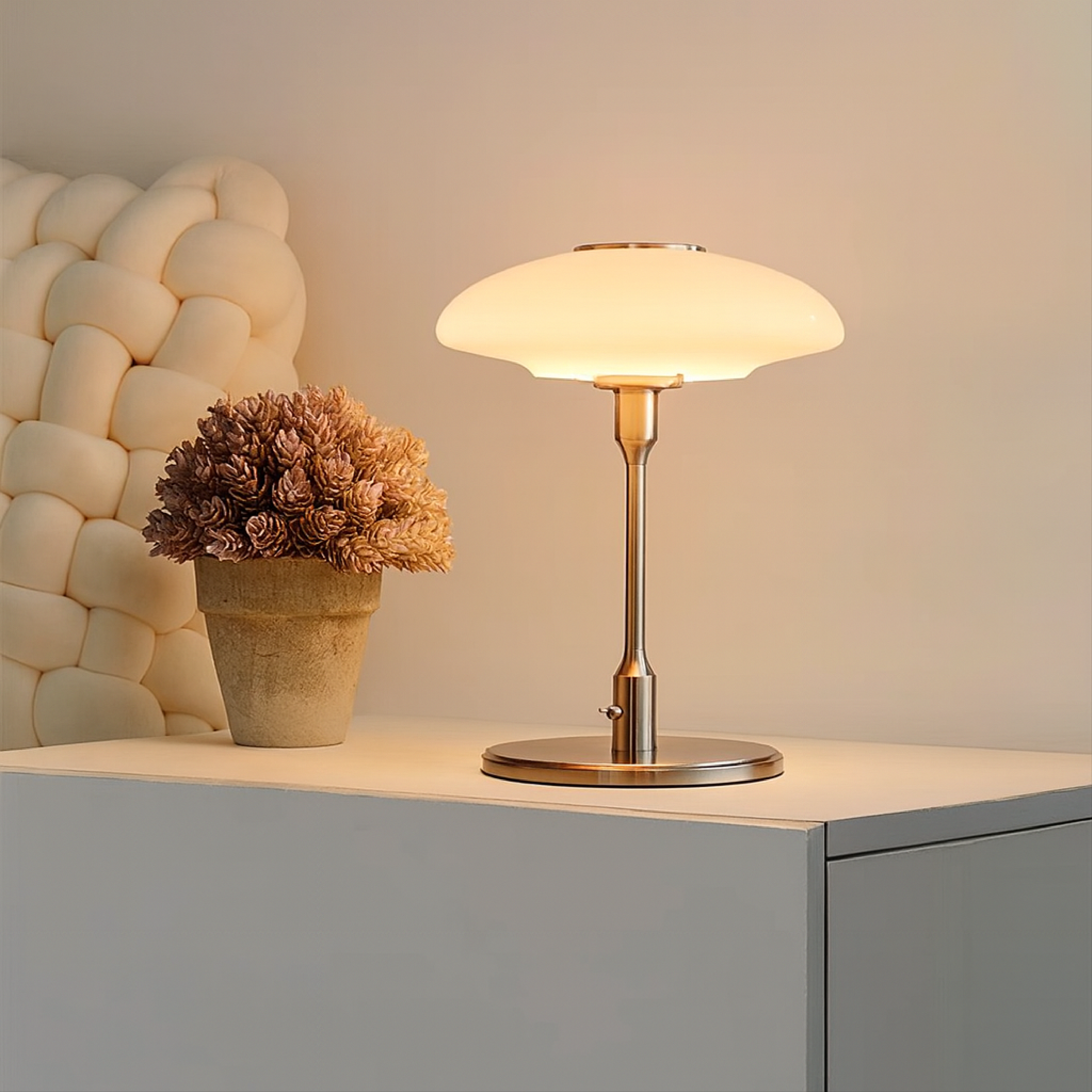 Minimalistyczna szwedzka designerska lampa stołowa