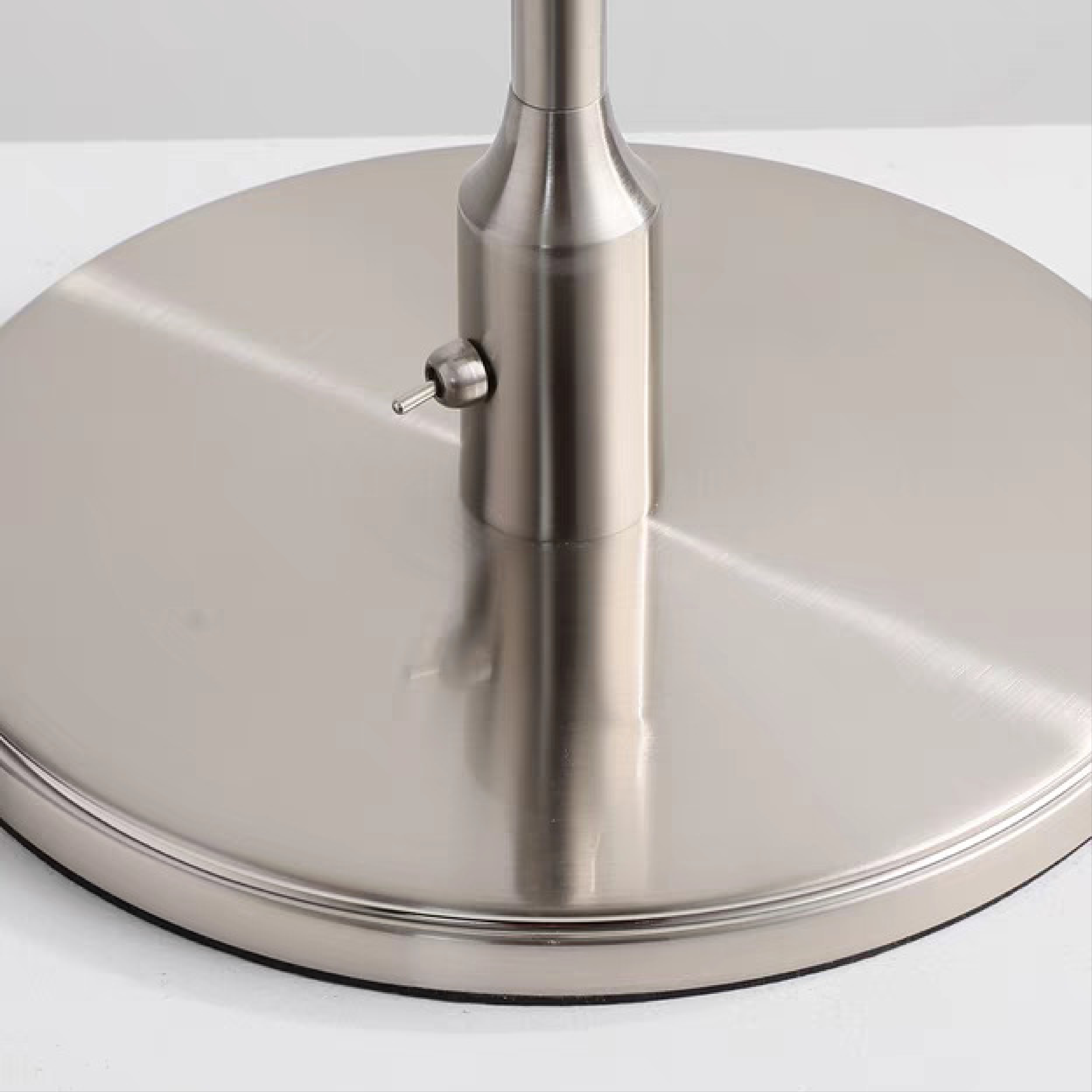 Minimalistyczna szwedzka designerska lampa stołowa