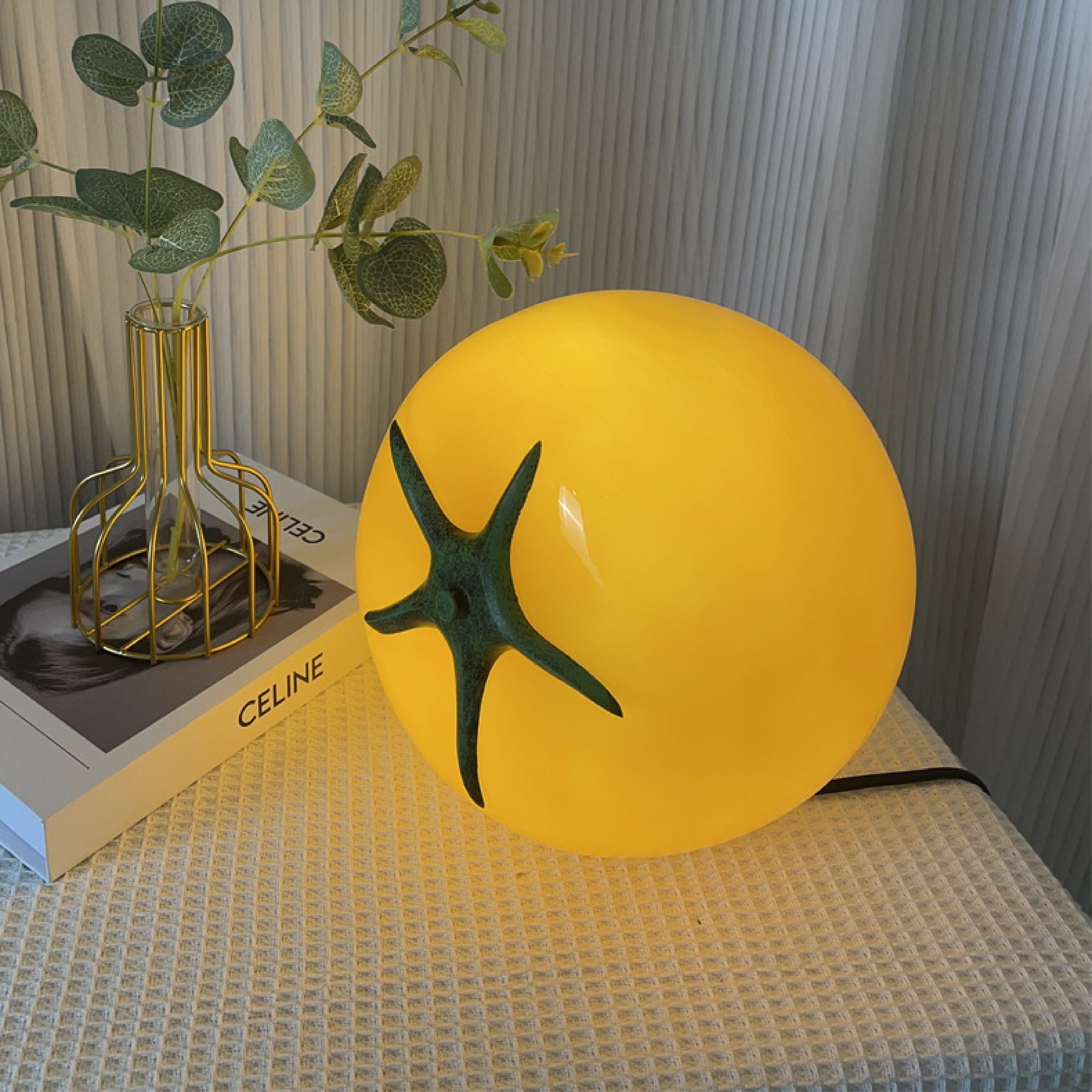 Nowoczesna błyszcząca lampa stołowa Tomato