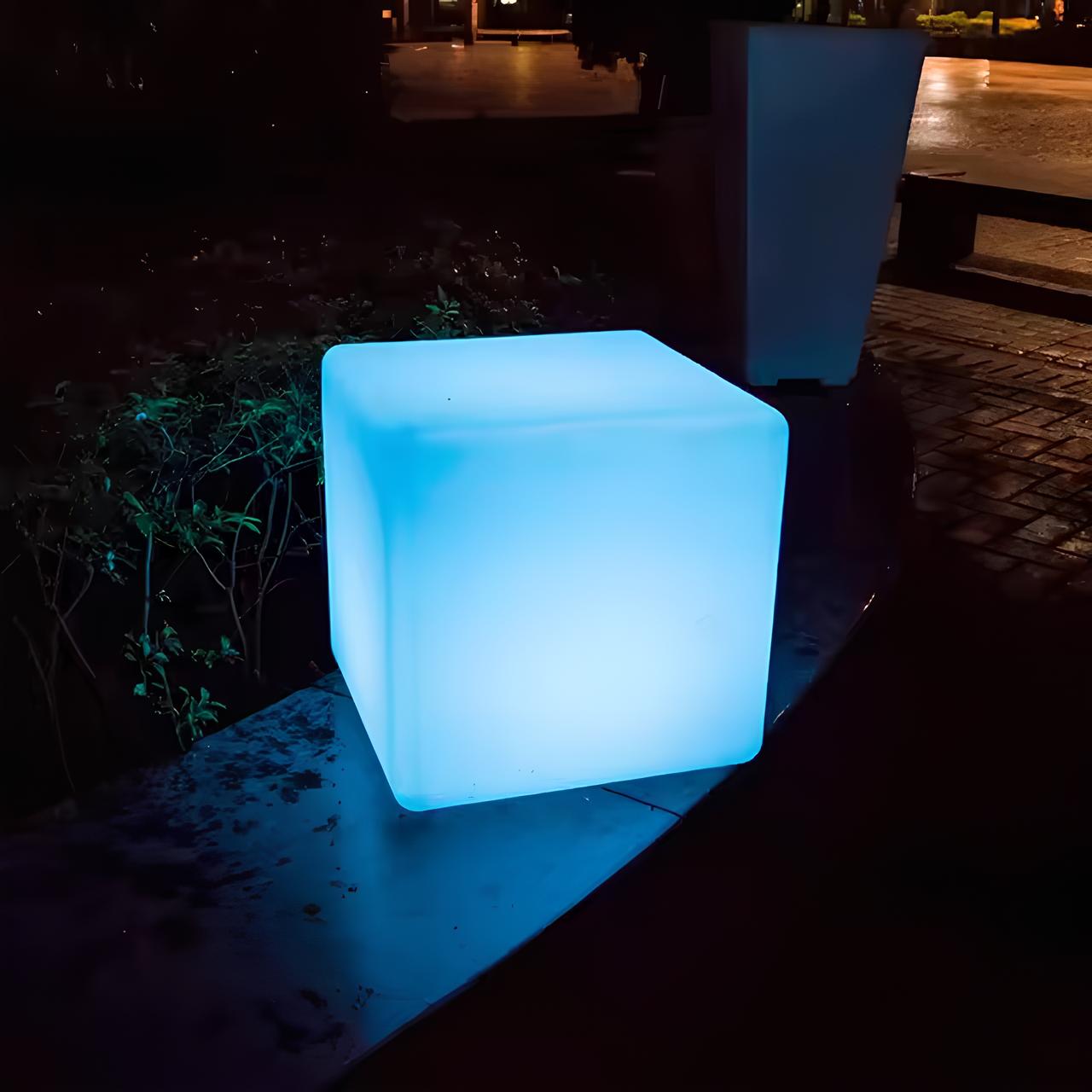Lampe extérieure cubique avec un corps lumineux uniforme