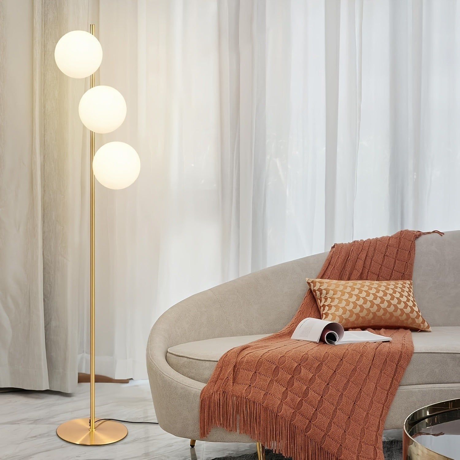 Lampa podłogowa z trzema szklanymi kloszami