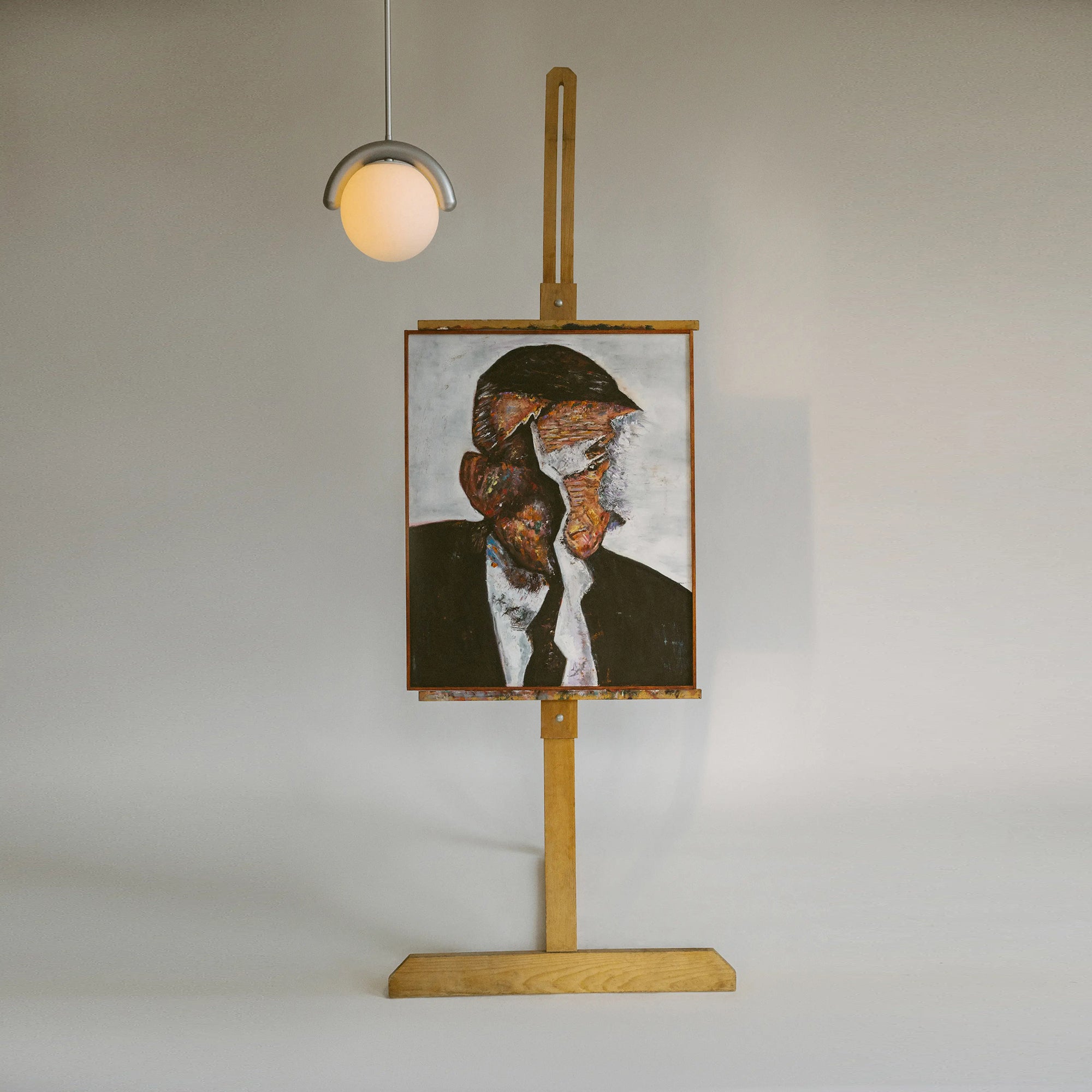 Liniowy żyrandol z falistą belką i trzema kulistymi światłami