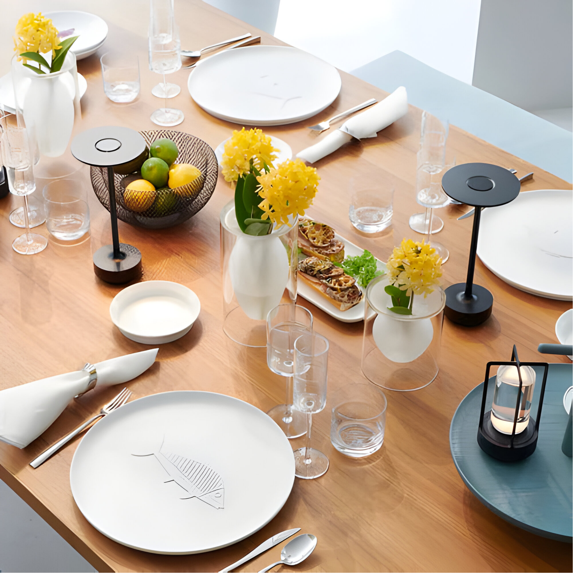 Metalen tafellamp met ronde kap en cilindervormige voet