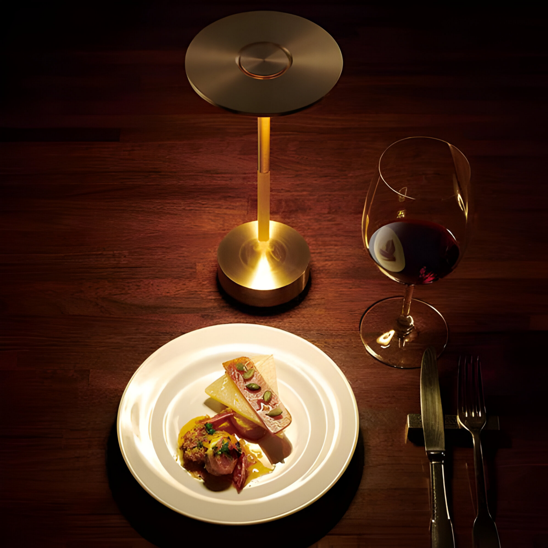 Metalen tafellamp met ronde kap en cilindervormige voet