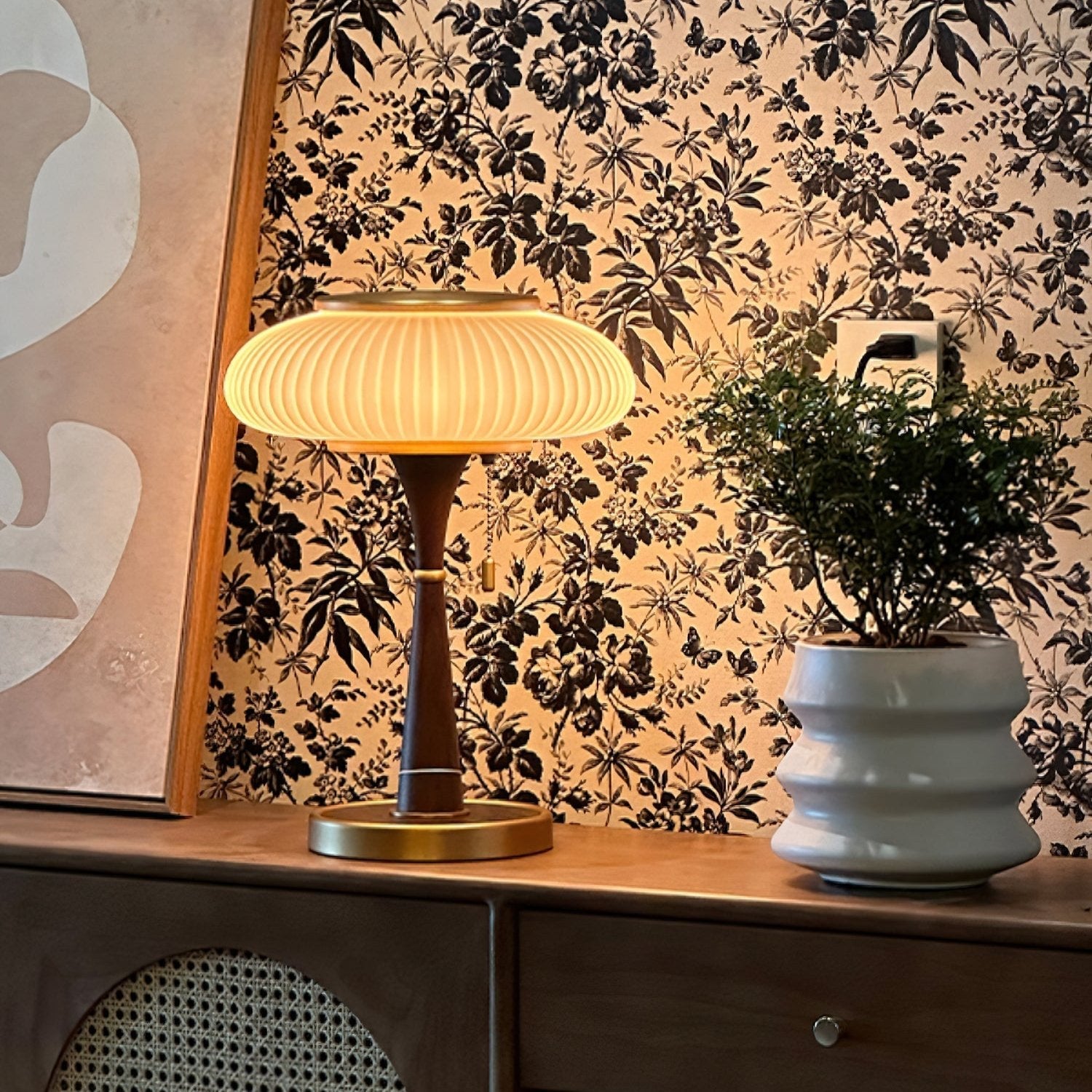 Elegante tafellamp met houten voet en geribbelde kap