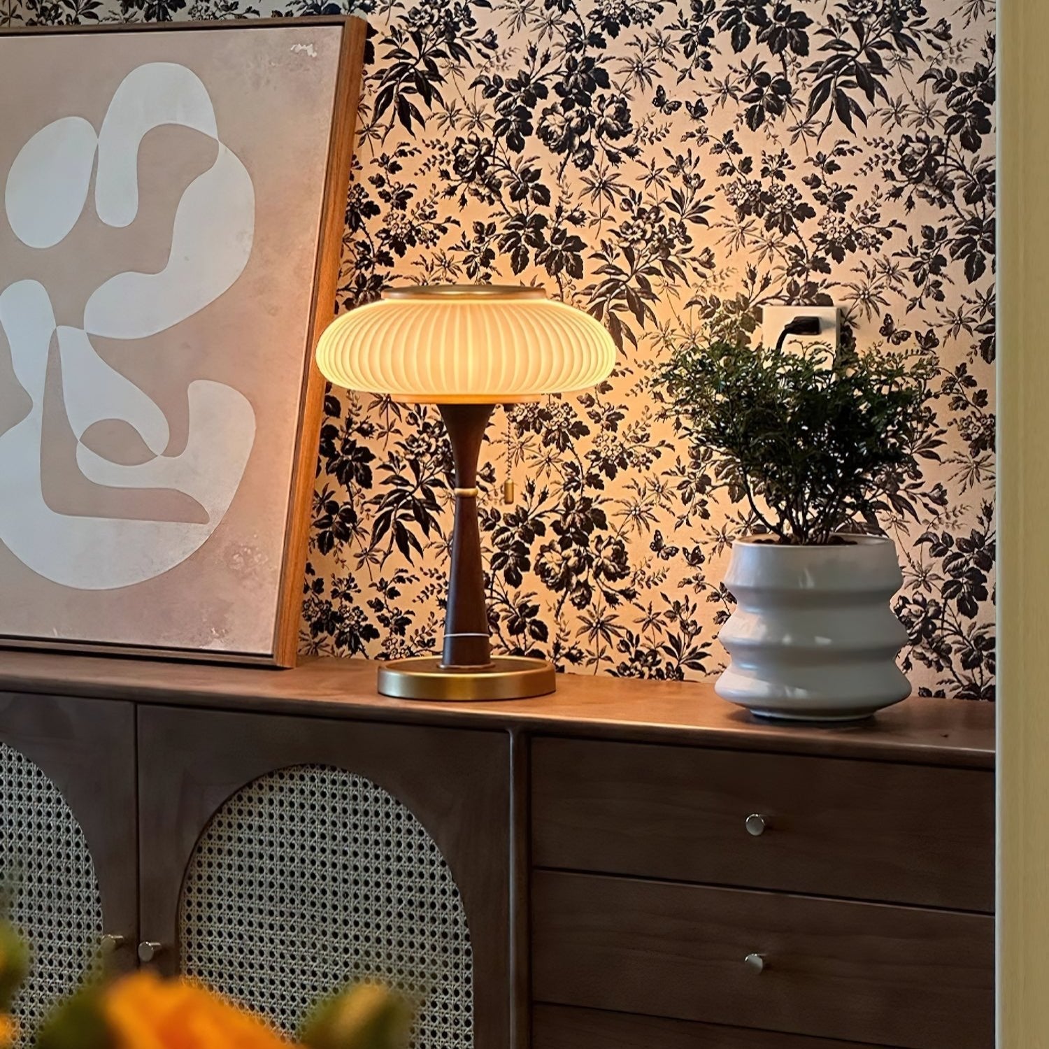 Elegante tafellamp met houten voet en geribbelde kap