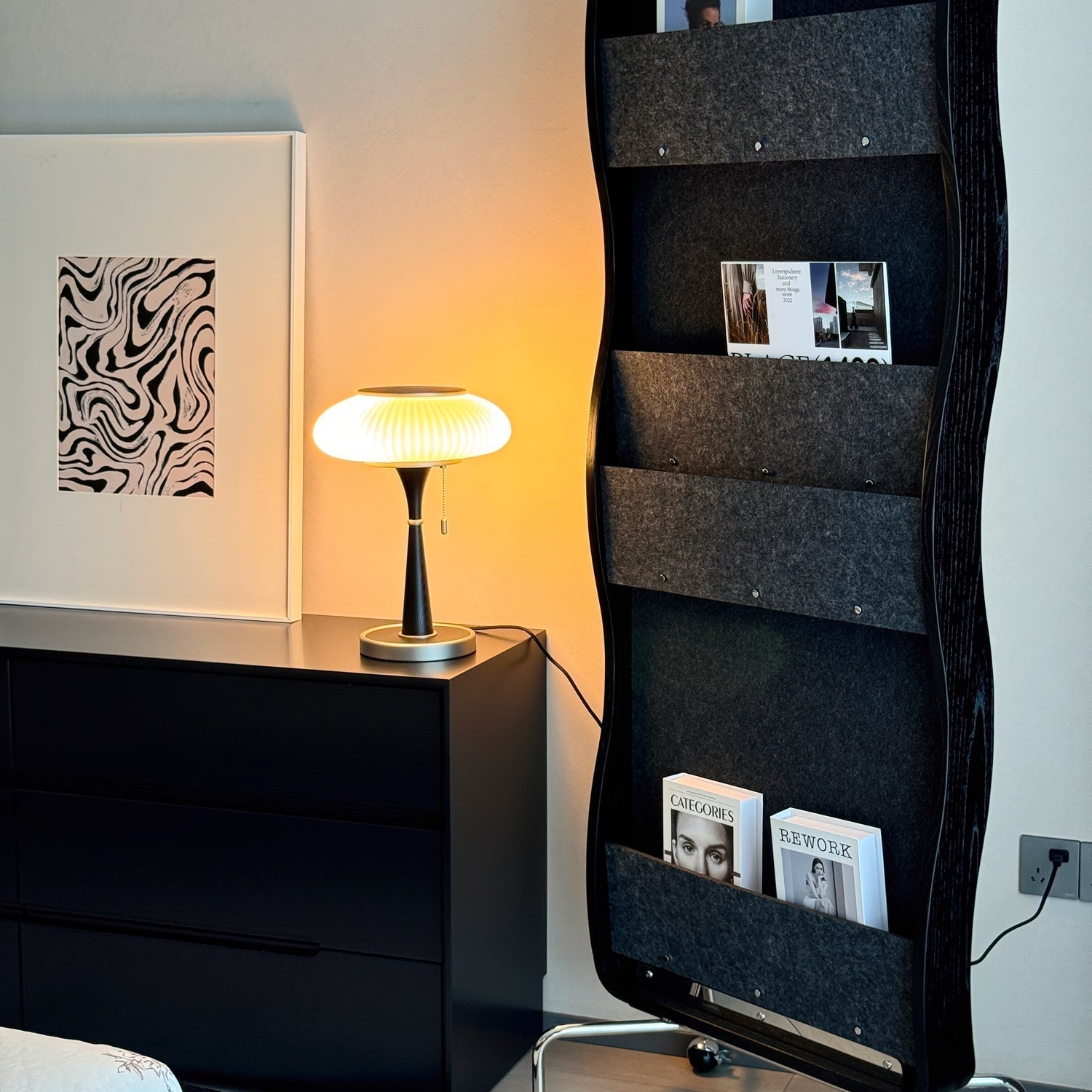 Elegante tafellamp met houten voet en geribbelde kap