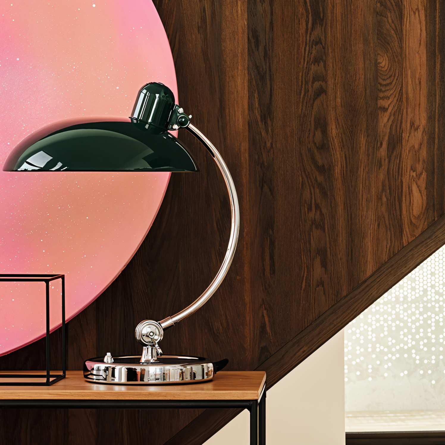 Metalowa lampa biurkowa z czarnym kloszem kopułowym i zakrzywionym ramieniem