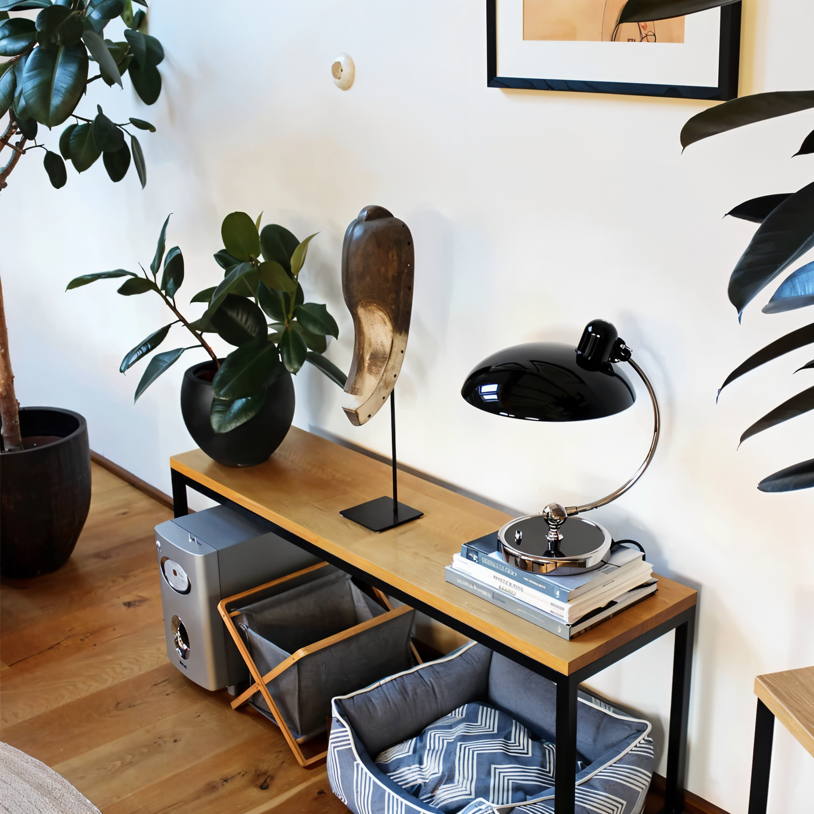 Metalowa lampa biurkowa z czarnym kloszem kopułowym i zakrzywionym ramieniem