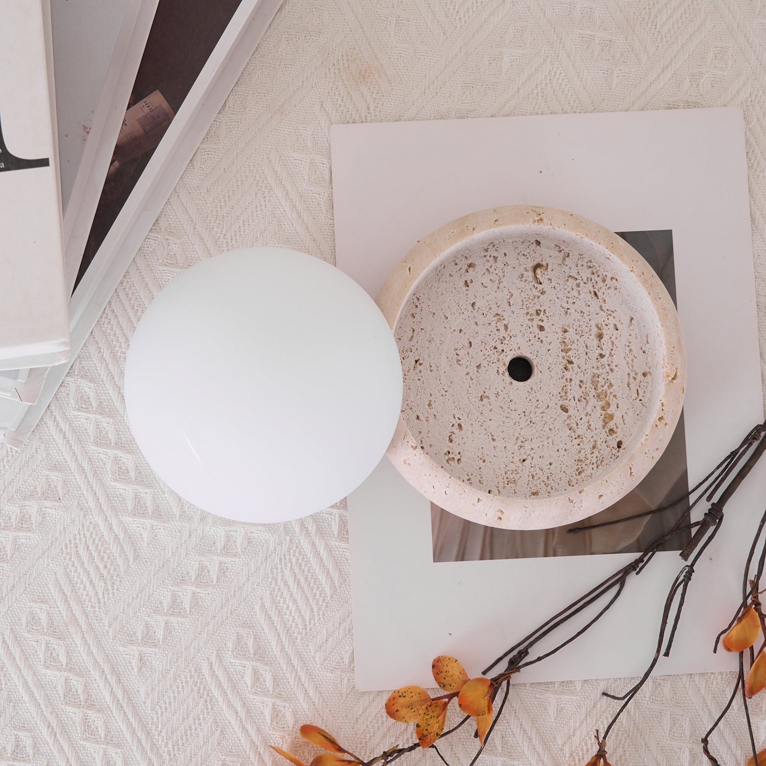 Tafellamp met halfrond licht en afgeronde voet